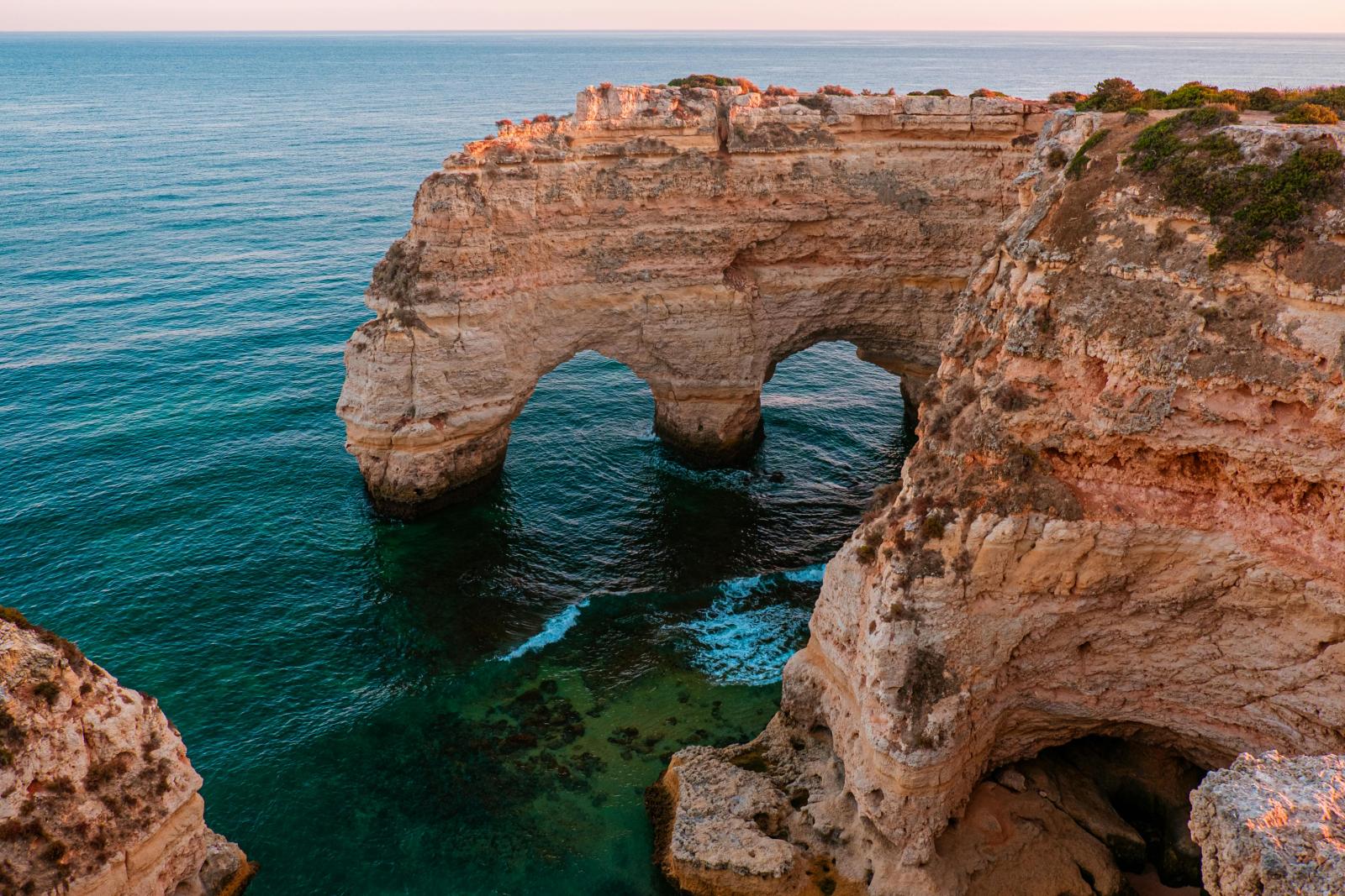 Algarve Urlaub in Portugal mit Felsbogen und Meer