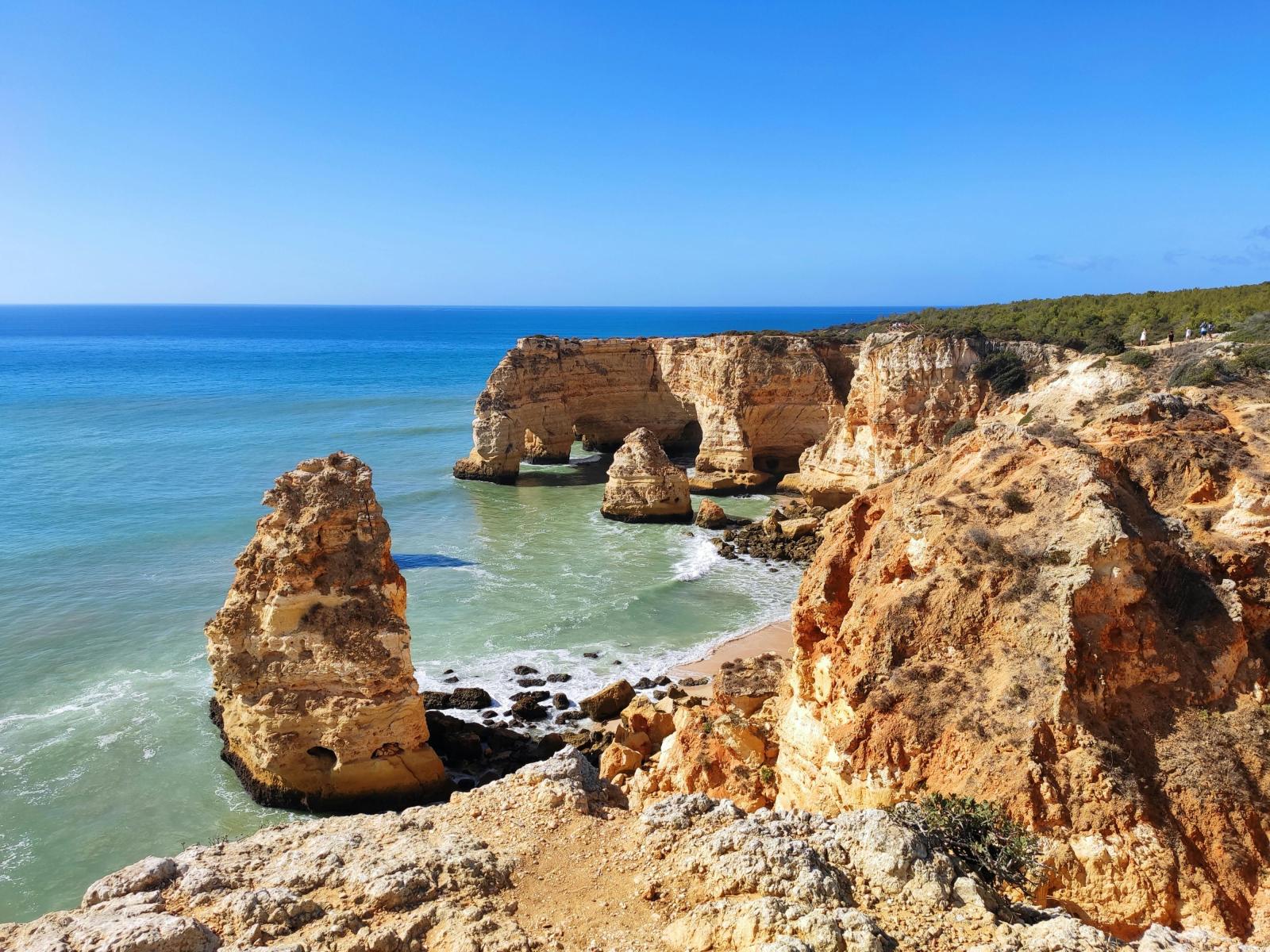 Algarve Felsküste mit Meer und Klippen in Portugal