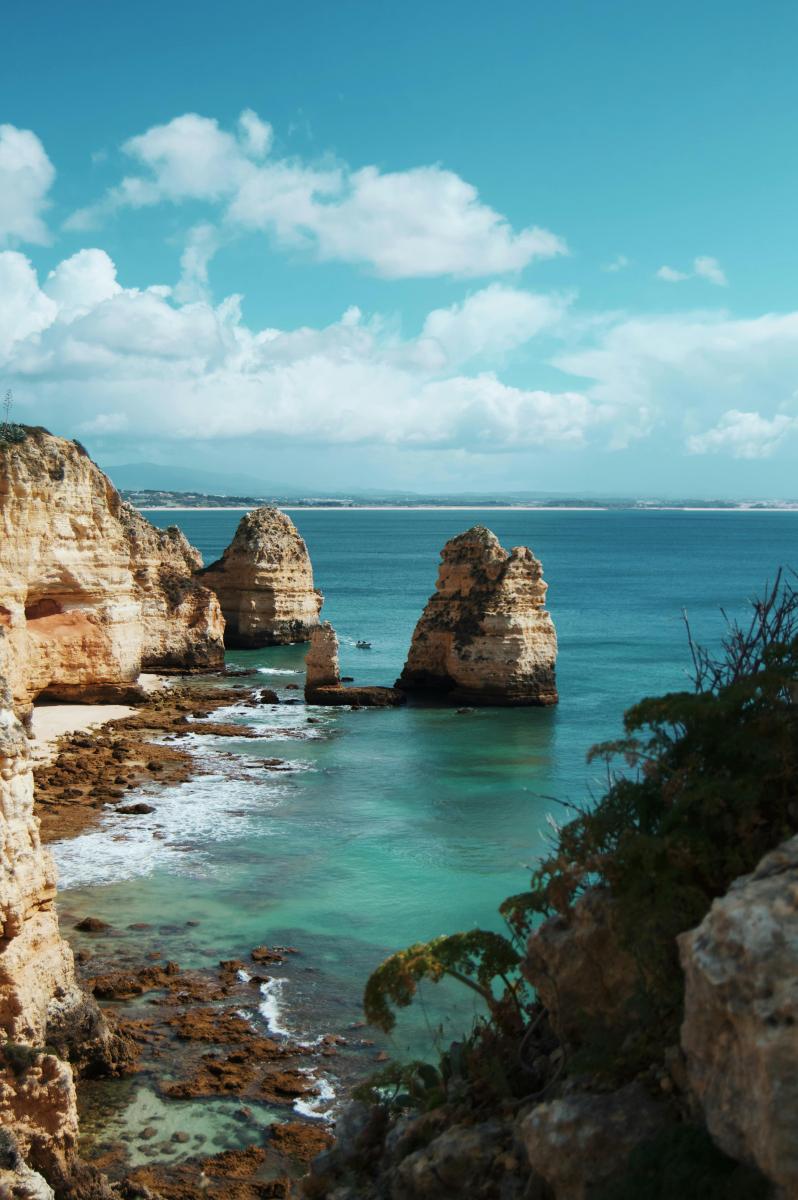 Algarve Küste mit Felsen und türkisblauem Wasser in Portugal