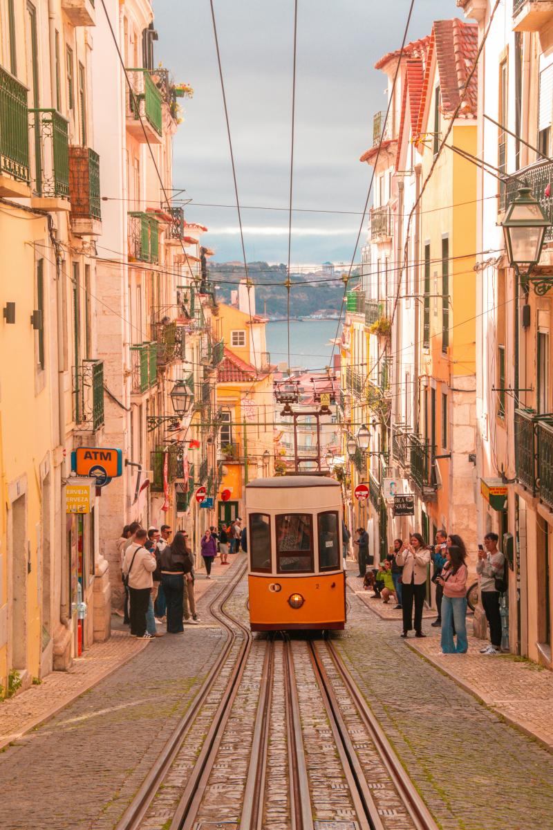 Lissabon Urlaub mit historischer Straßenbahn in der Altstadt