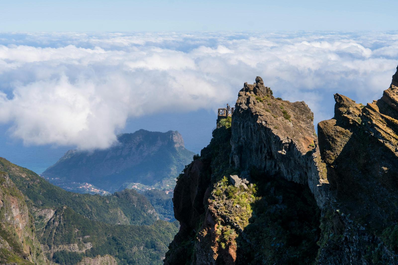 Madeira Berge mit Wolken und Aussichtspunkt in Portugal