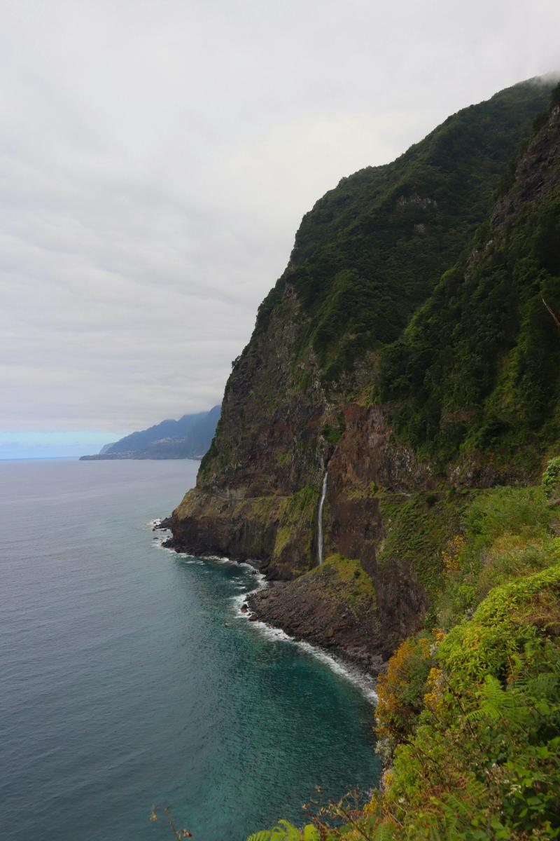 Madeira Küste mit Wasserfall und Bergen in Portugal