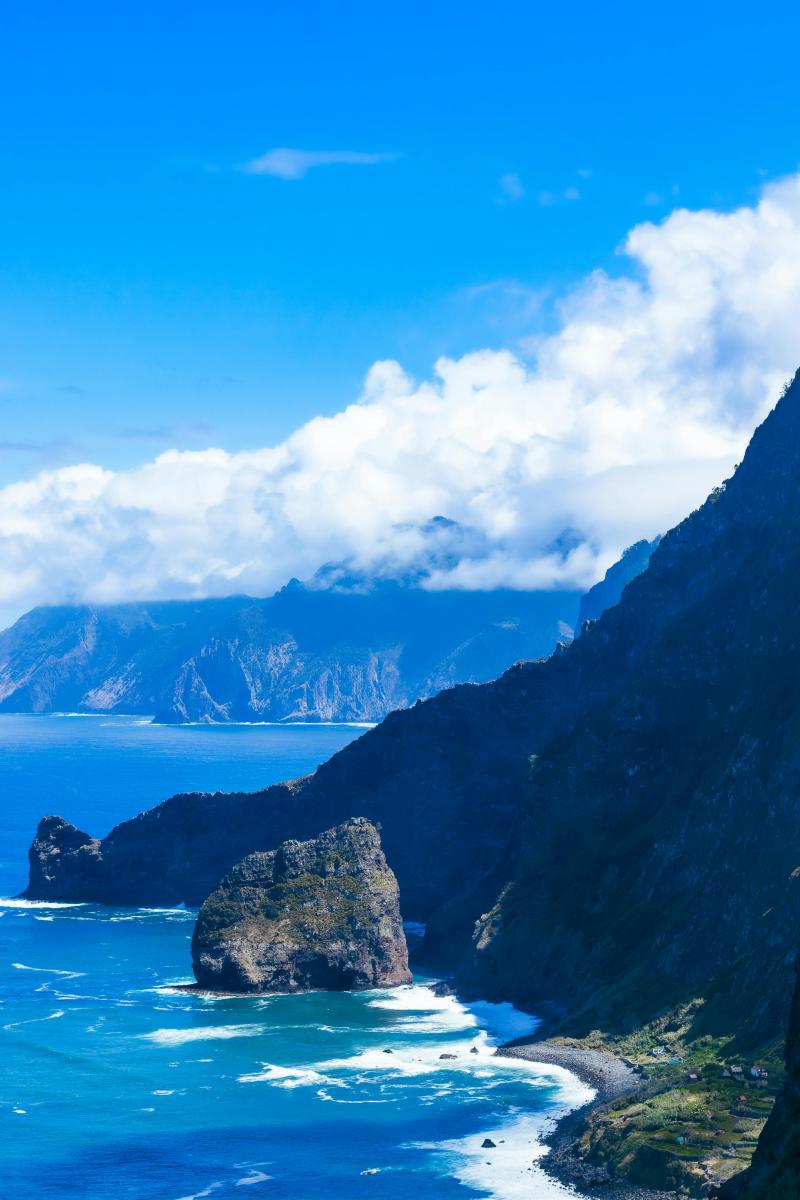 Madeira Urlaub mit Steilküste, Bergen und Meer in Portugal