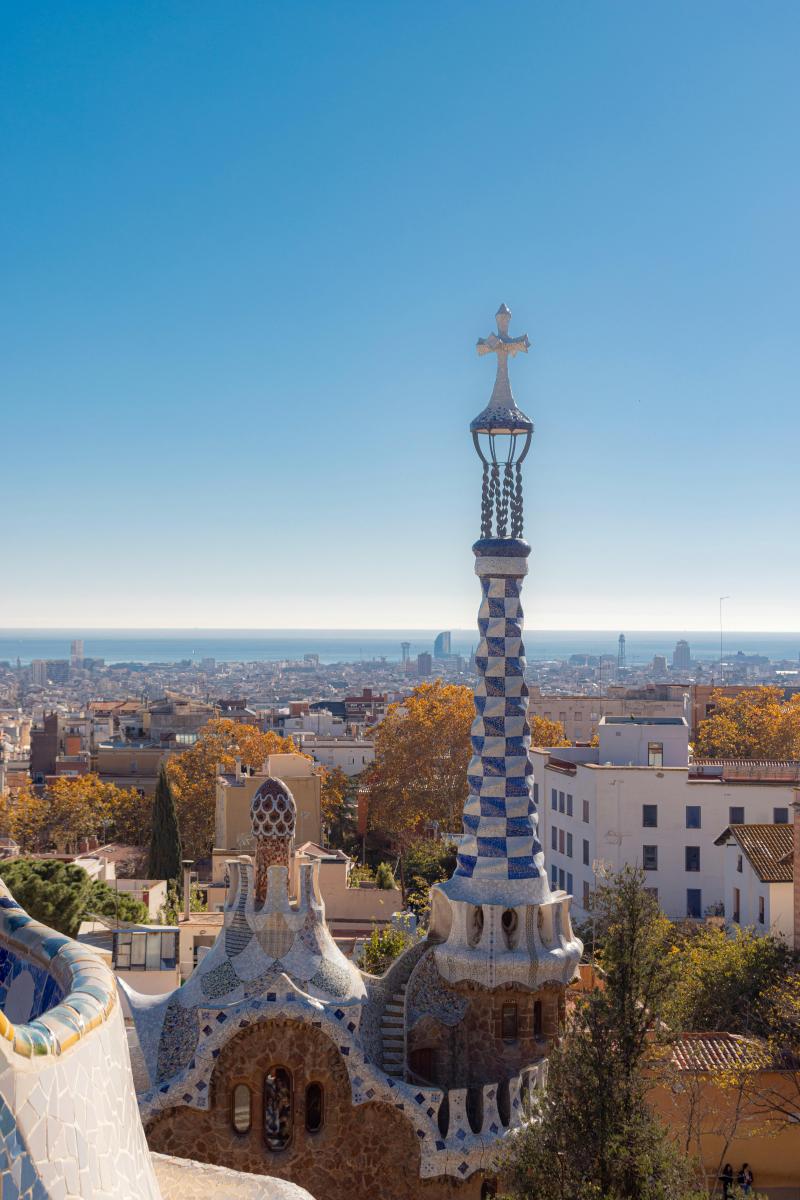 Blick vom Park Güell über Barcelona bis zum Meer