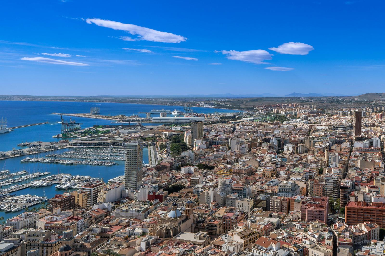 Costa del Sol mit Küste, Meer und südspanischem Urlaubsort