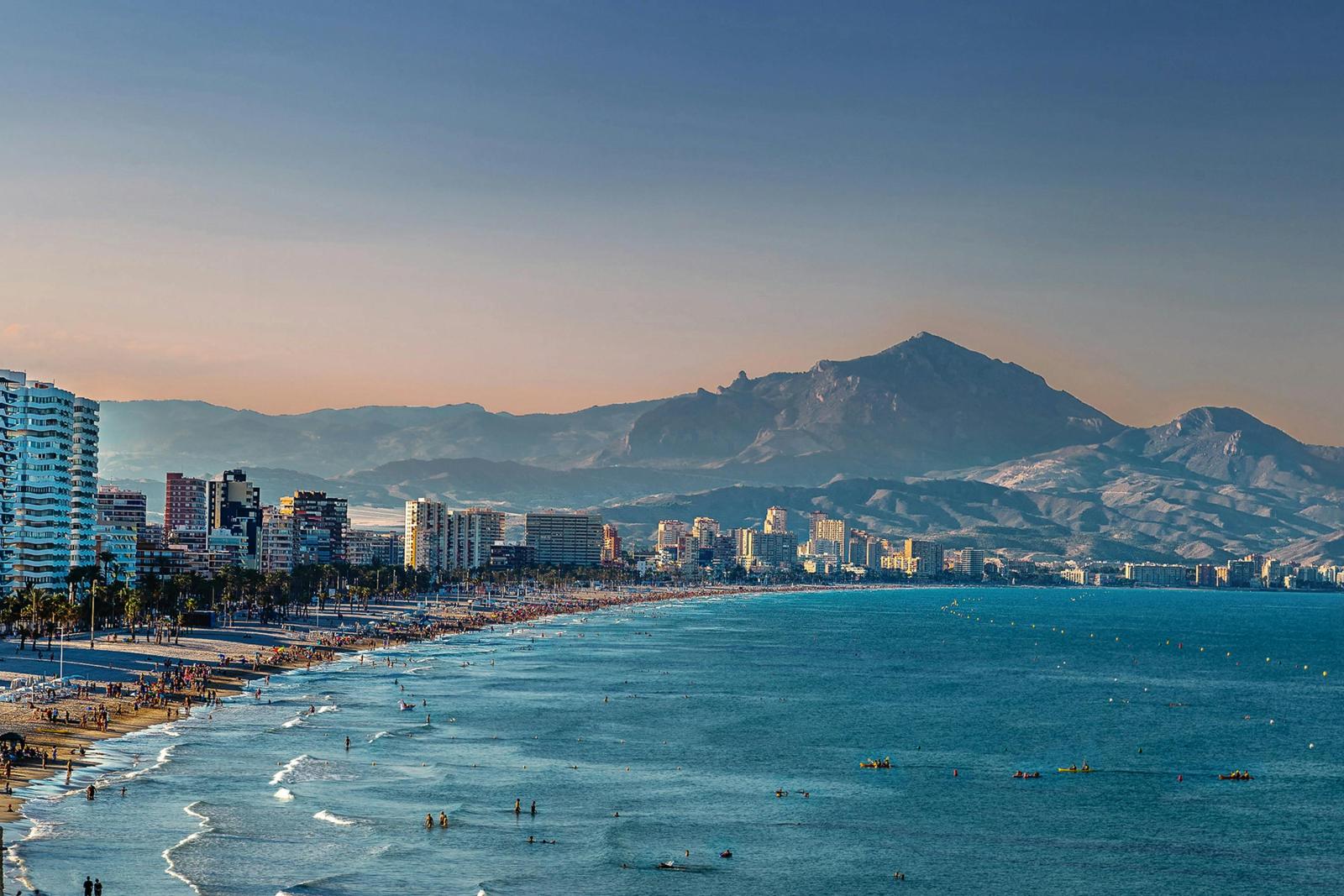 Benidorm an der Costa Blanca mit Strand, Skyline und Bergen