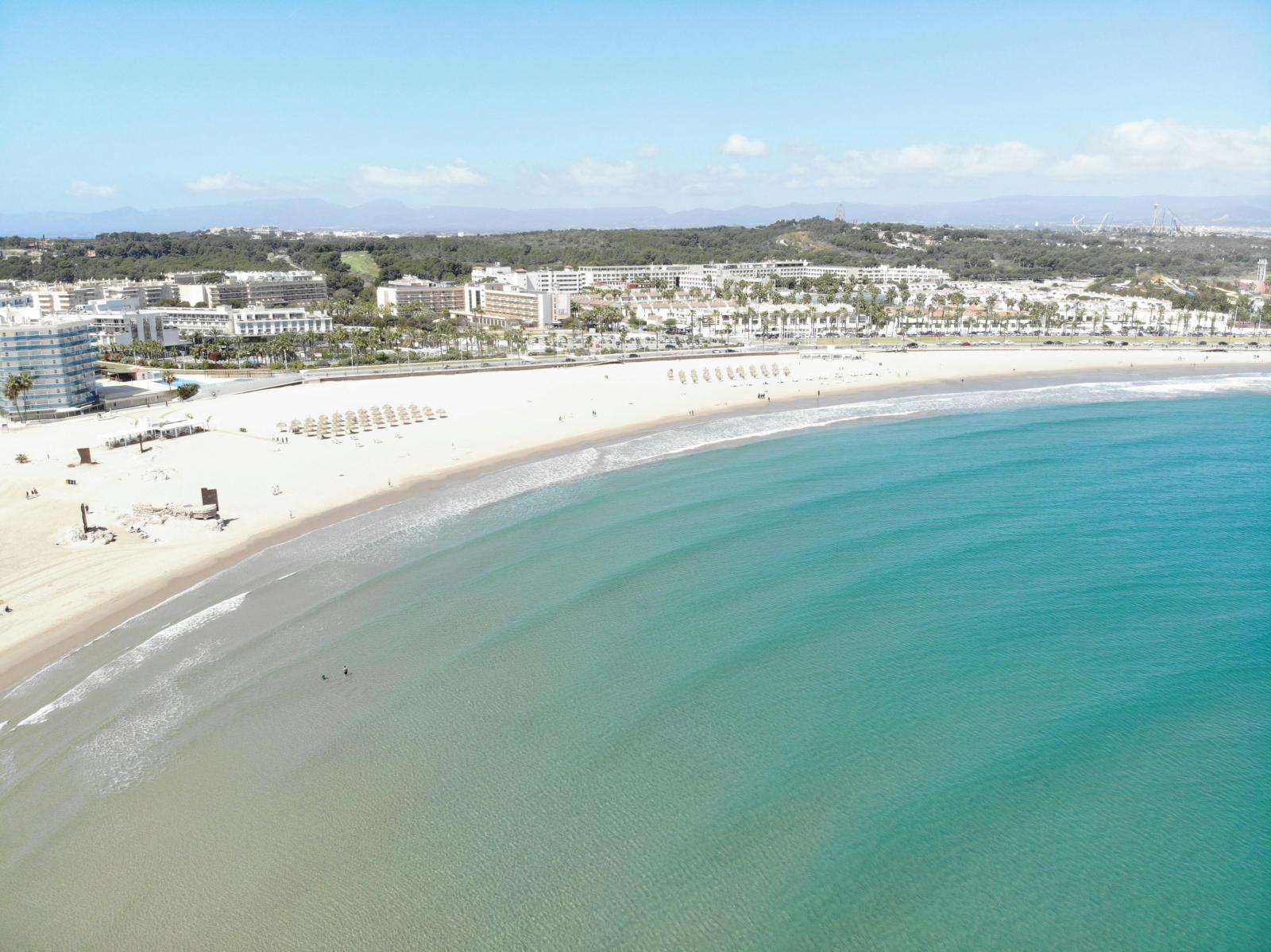 Strand an der Costa Dorada mit türkisblauem Meer