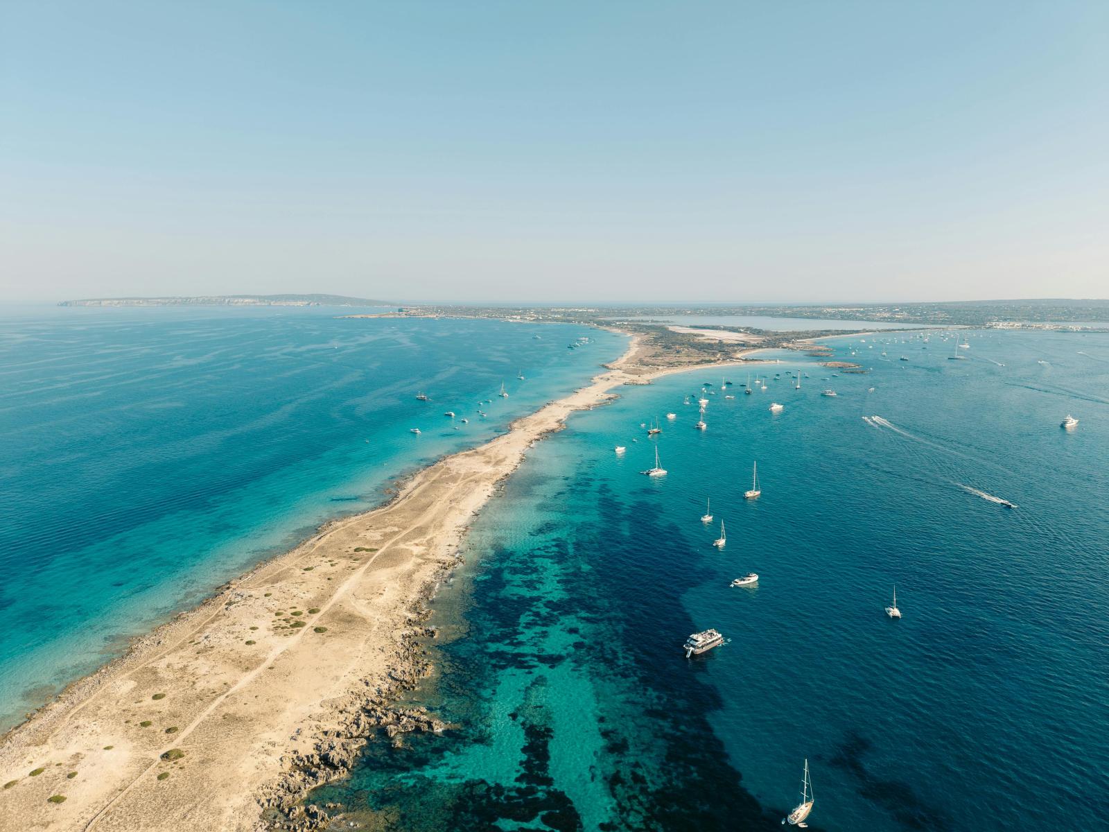 Strand und türkisblaues Meer bei Ses Illetes auf Formentera