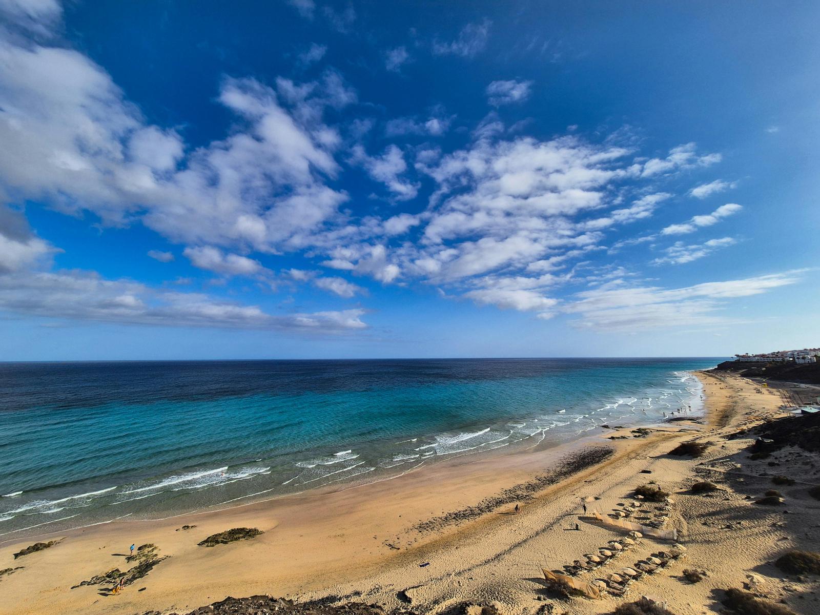 Rote Vulkanlandschaft und Küste auf Lanzarote