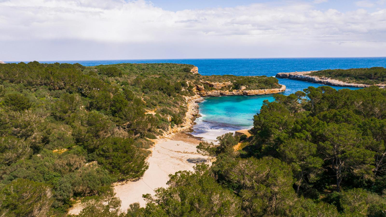 Bucht mit Sandstrand und türkisblauem Meer auf Mallorca