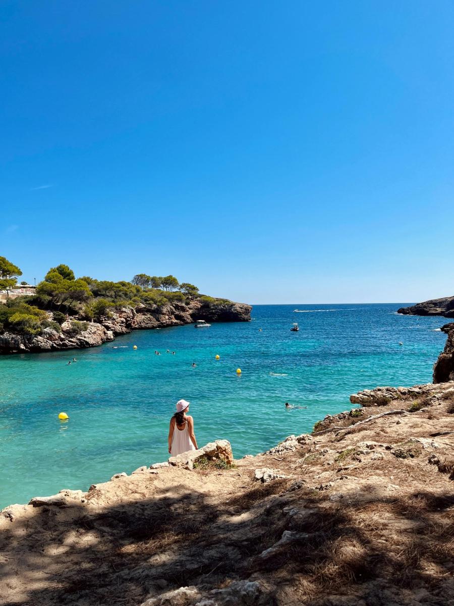 Kleine Bucht mit klarem Wasser bei Cala d’Or auf Mallorca