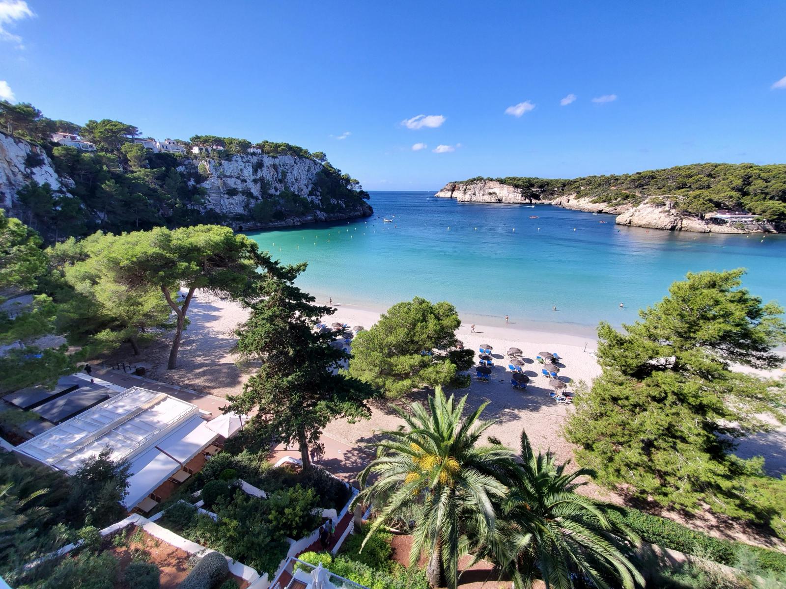 Bucht mit Sandstrand und türkisblauem Meer auf Menorca