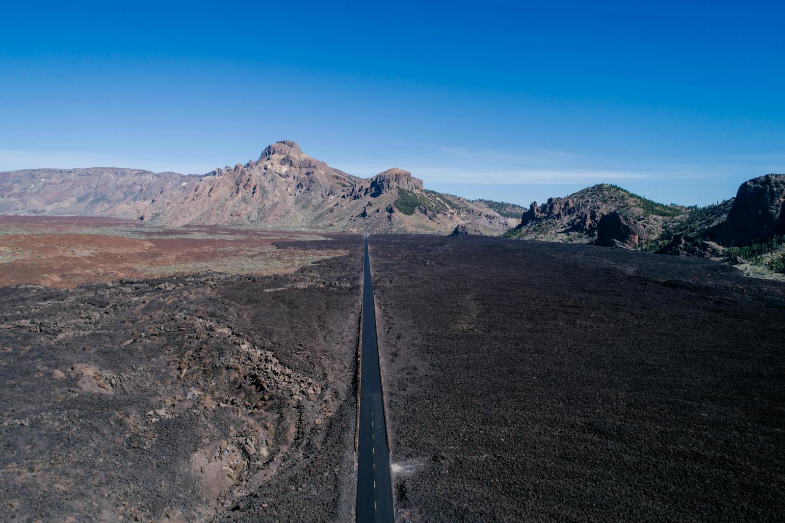 Vulkanlandschaft auf Teneriffa mit Straße und Bergen