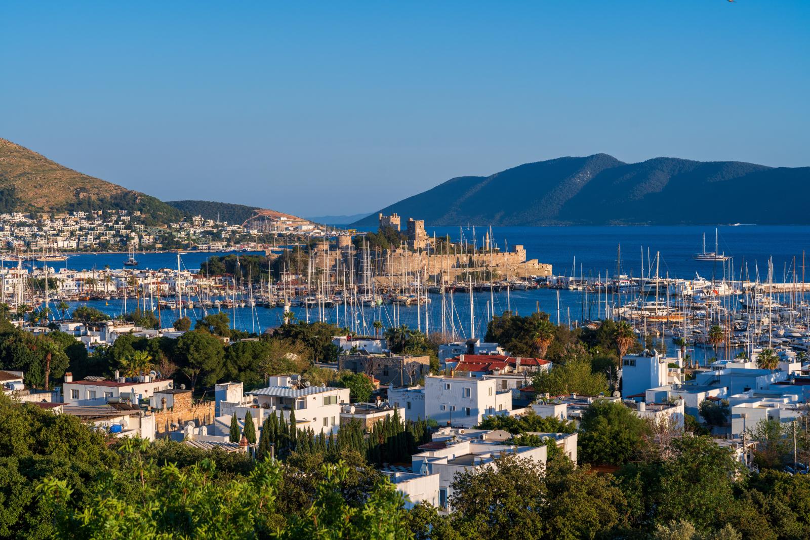 Blick auf Bodrum mit Hafen, Burg, Marina und Ägäis