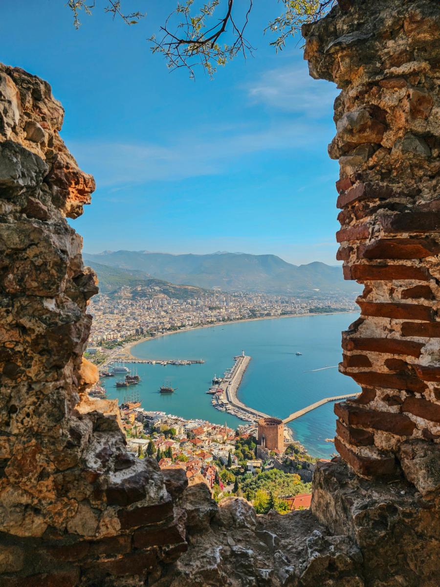 Alanya in der Türkei mit Burg, Hafen, Küste und Meer