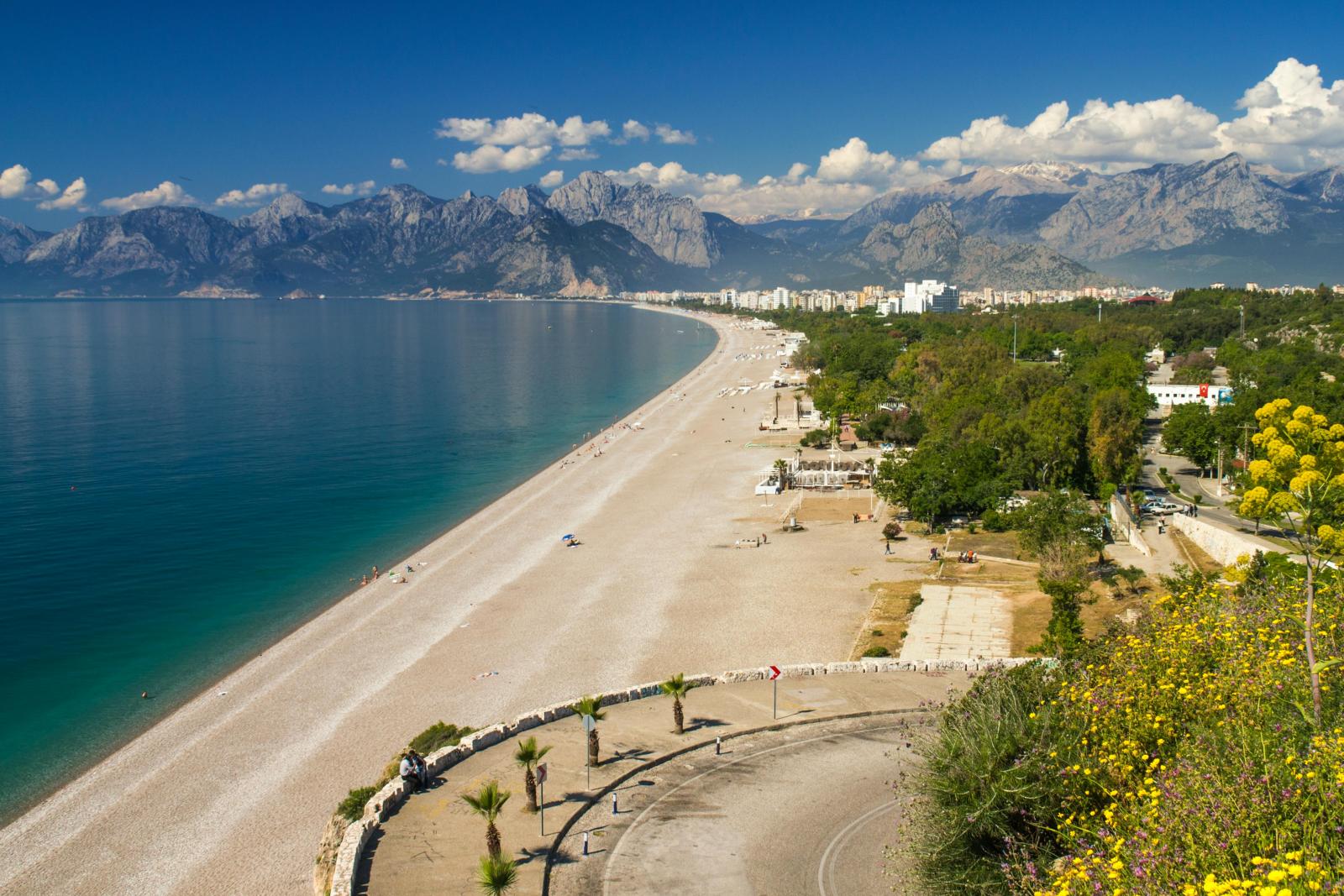 Antalya Küste am Mittelmeer mit Strand, Meer und Stadtlage