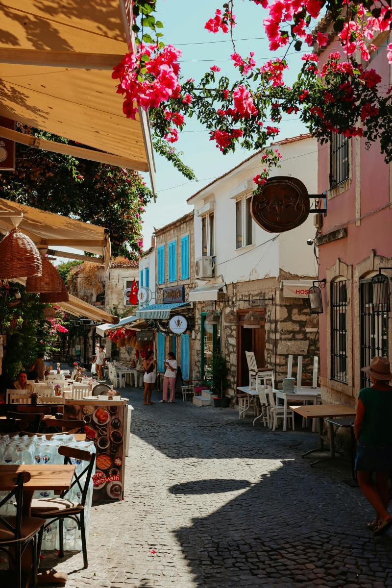Side Altstadt mit Gasse und Café an der Türkischen Riviera