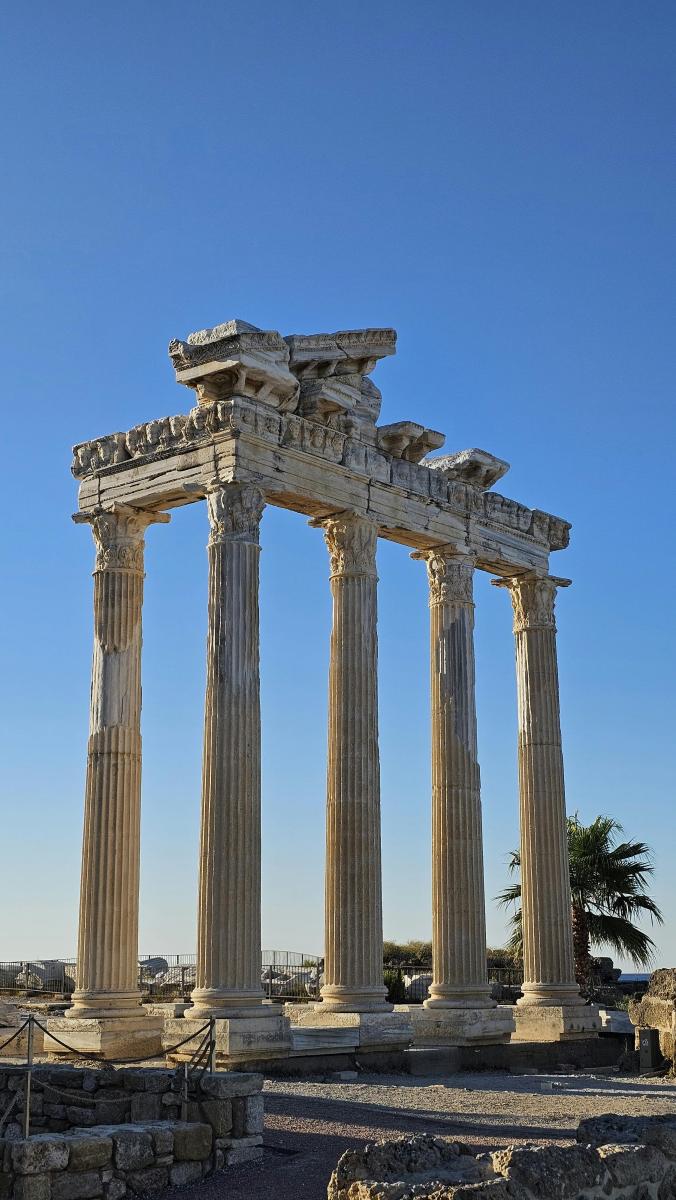 Side in der Türkei mit Apollon-Tempel, Säulen und Meer