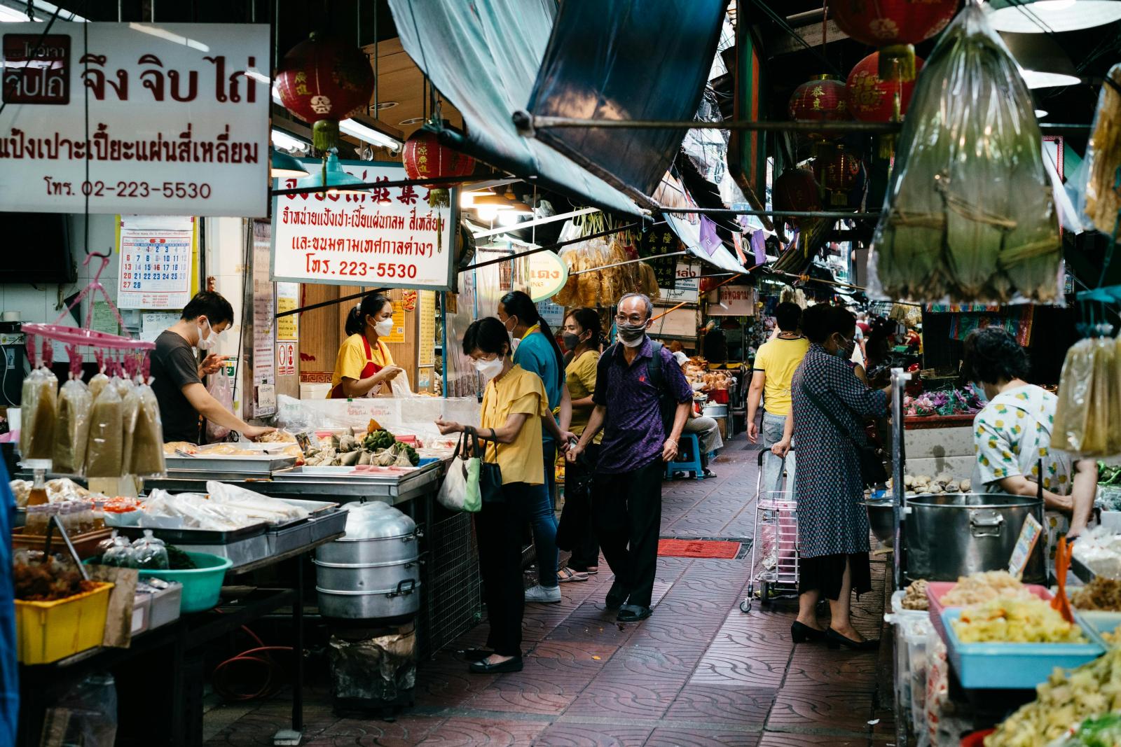 Markt und Garküchen in Bangkok mit thailändischem Alltag