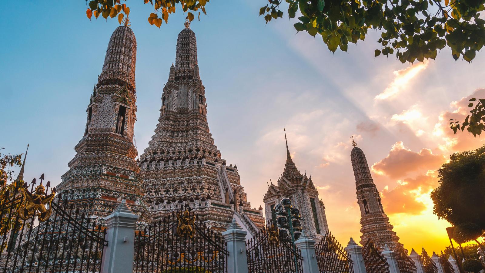 Wat Arun Tempel in Bangkok bei Sonnenuntergang