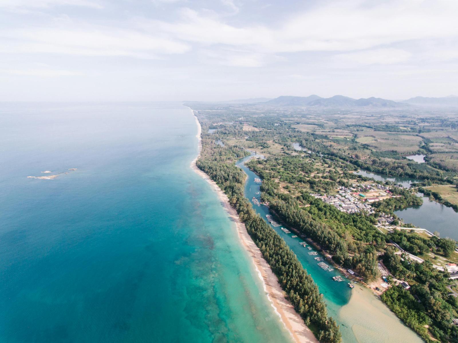 Luftbild der Andamanenküste bei Khao Lak mit Strand und Lagune