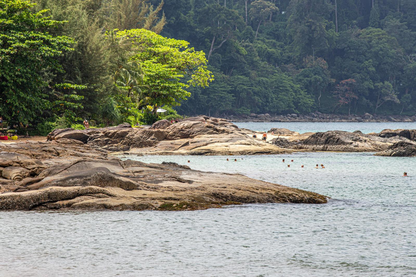 Felsige Badebucht mit klarem Wasser bei Khao Lak in Thailand