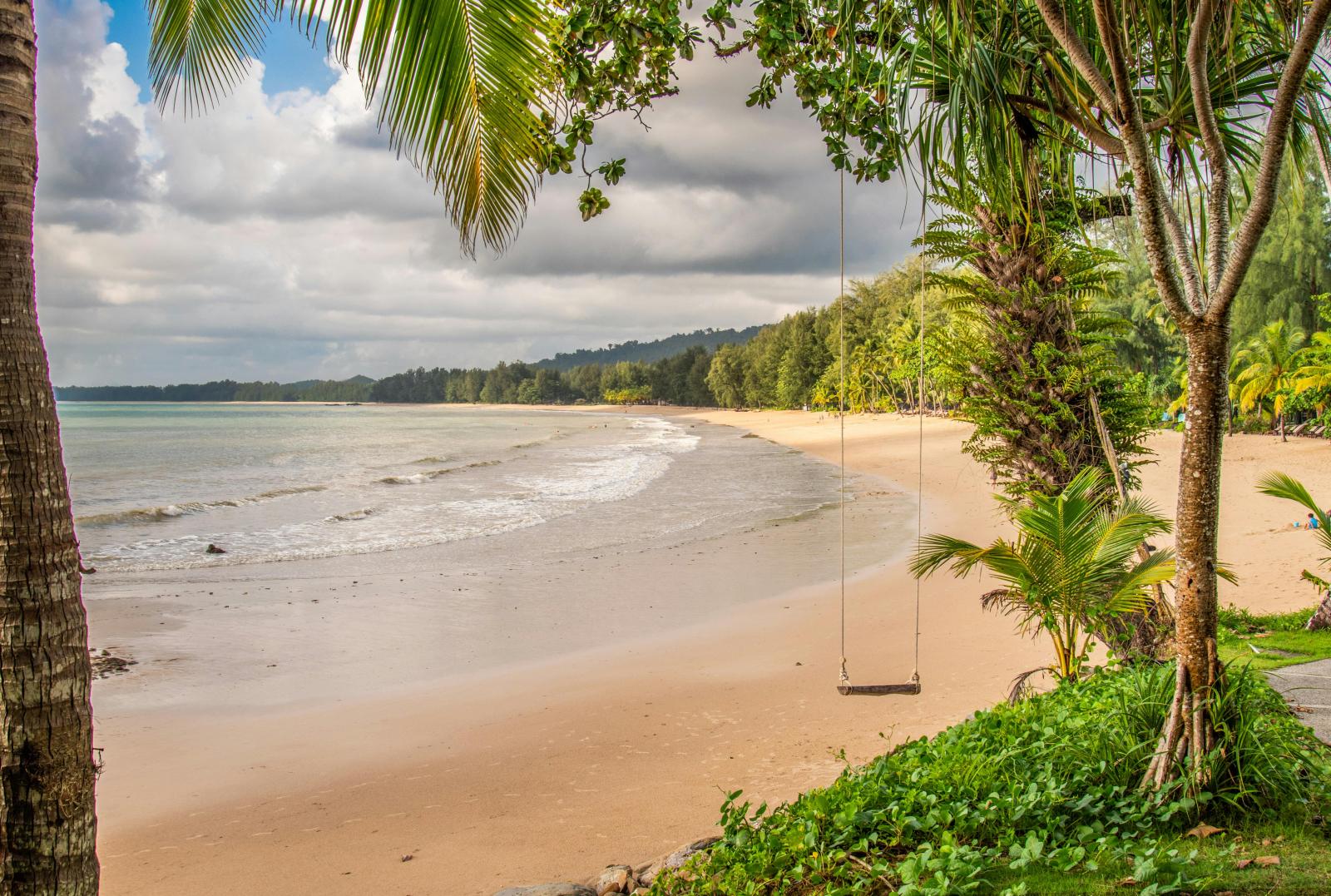 Khao Lak Urlaub am ruhigen Strand mit Palmen und Schaukel