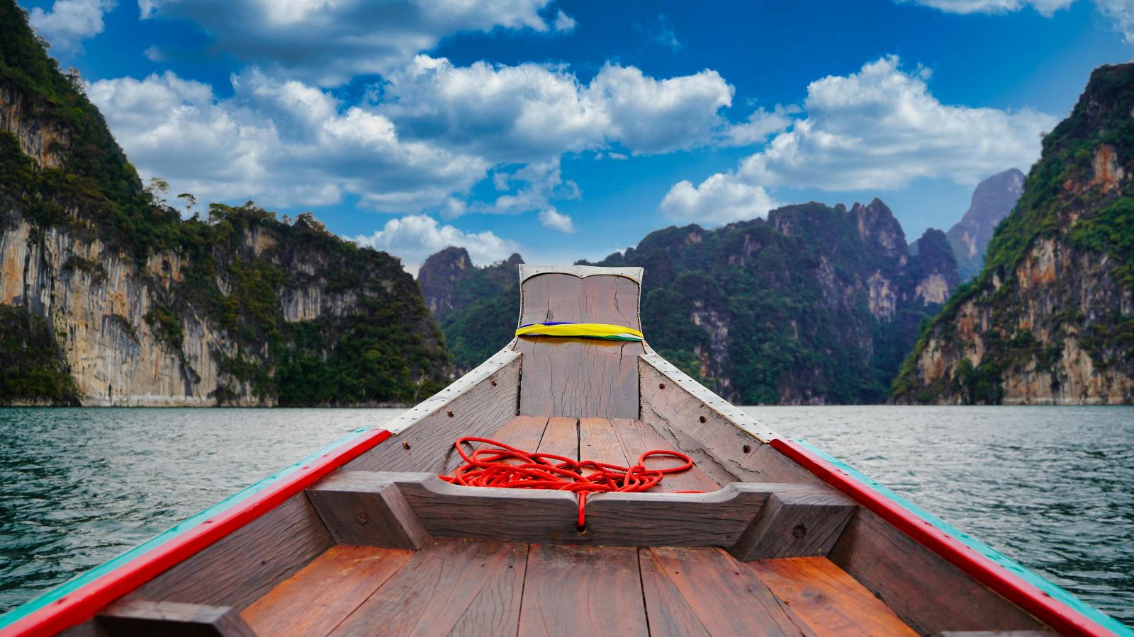 Longtailboot auf dem Cheow Lan Lake im Khao Sok Nationalpark