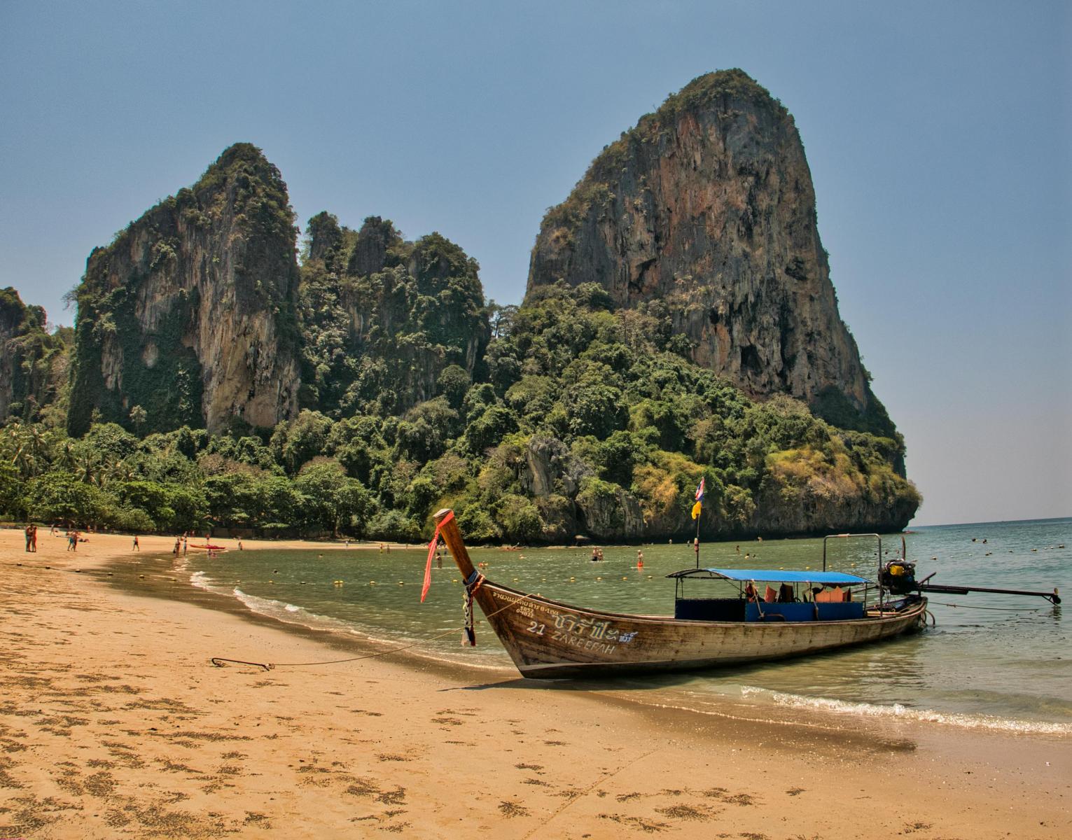 Krabi mit Railay Beach, Longtailboot, Kalksteinfelsen und Strand