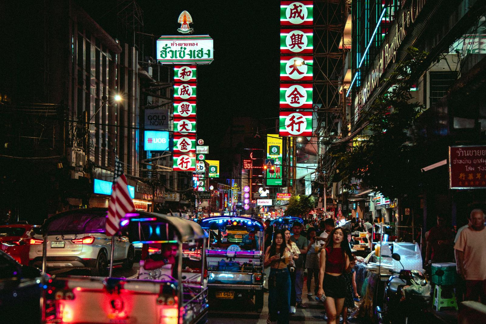 Bangkok Chinatown bei Nacht mit Neonlichtern und Streetfood