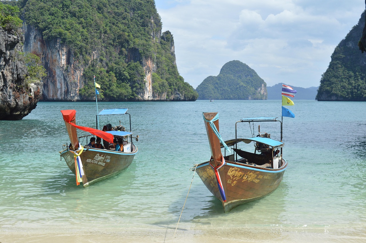Thailand Urlaub mit Longtailbooten, Strand, Felseninseln und türkisfarbenem Meer