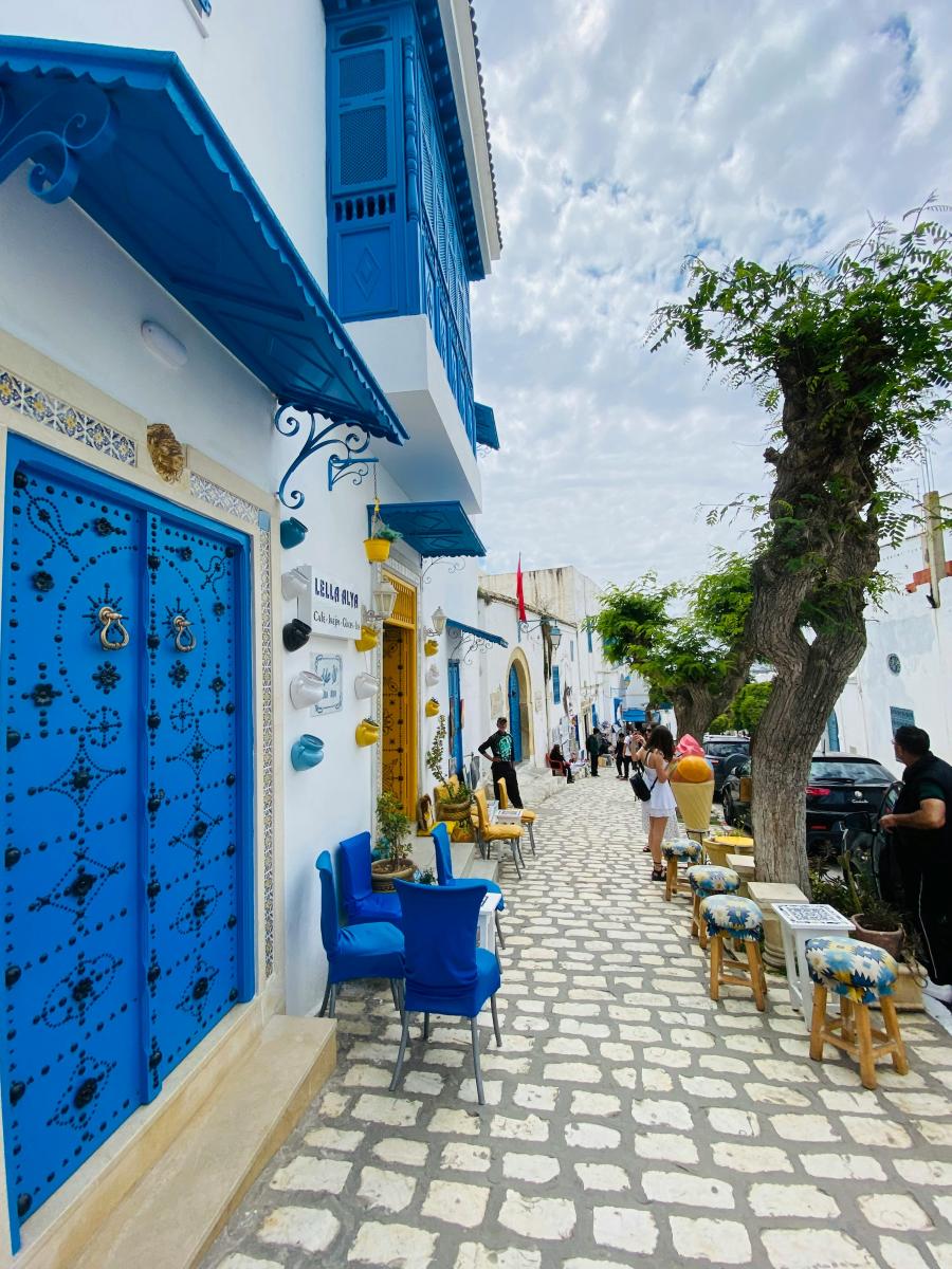 Tunesien Sidi Bou Said Gasse mit blauen Türen