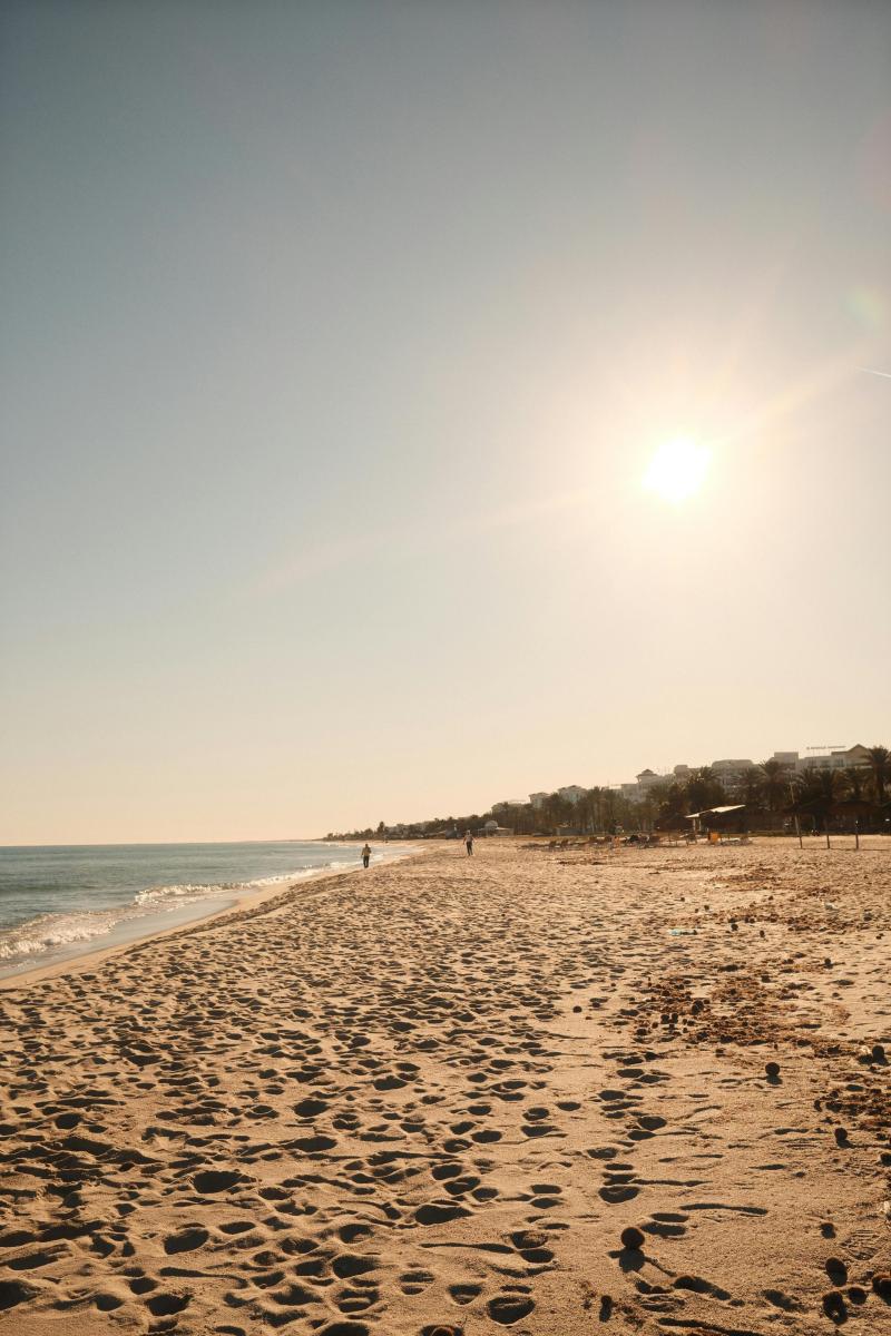 Tunesien Strand mit Sonne und Hotelzone