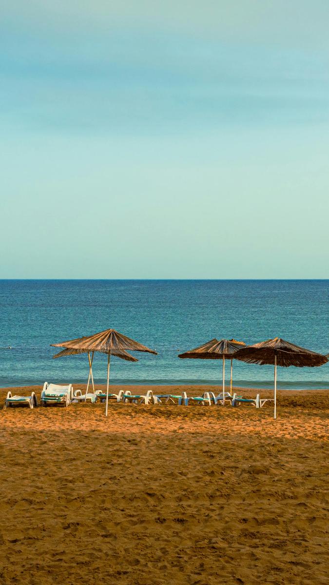 Tunesien Strand mit Sonnenschirmen und Meer