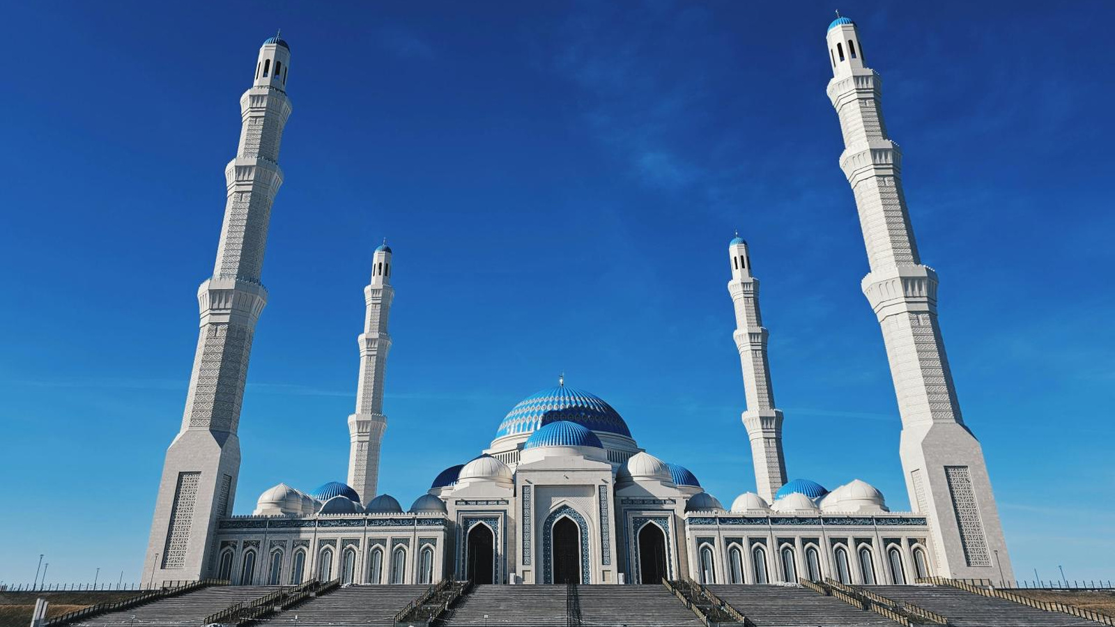 Scheich-Zayid-Moschee in Abu Dhabi mit weißen Kuppeln und Minaretten