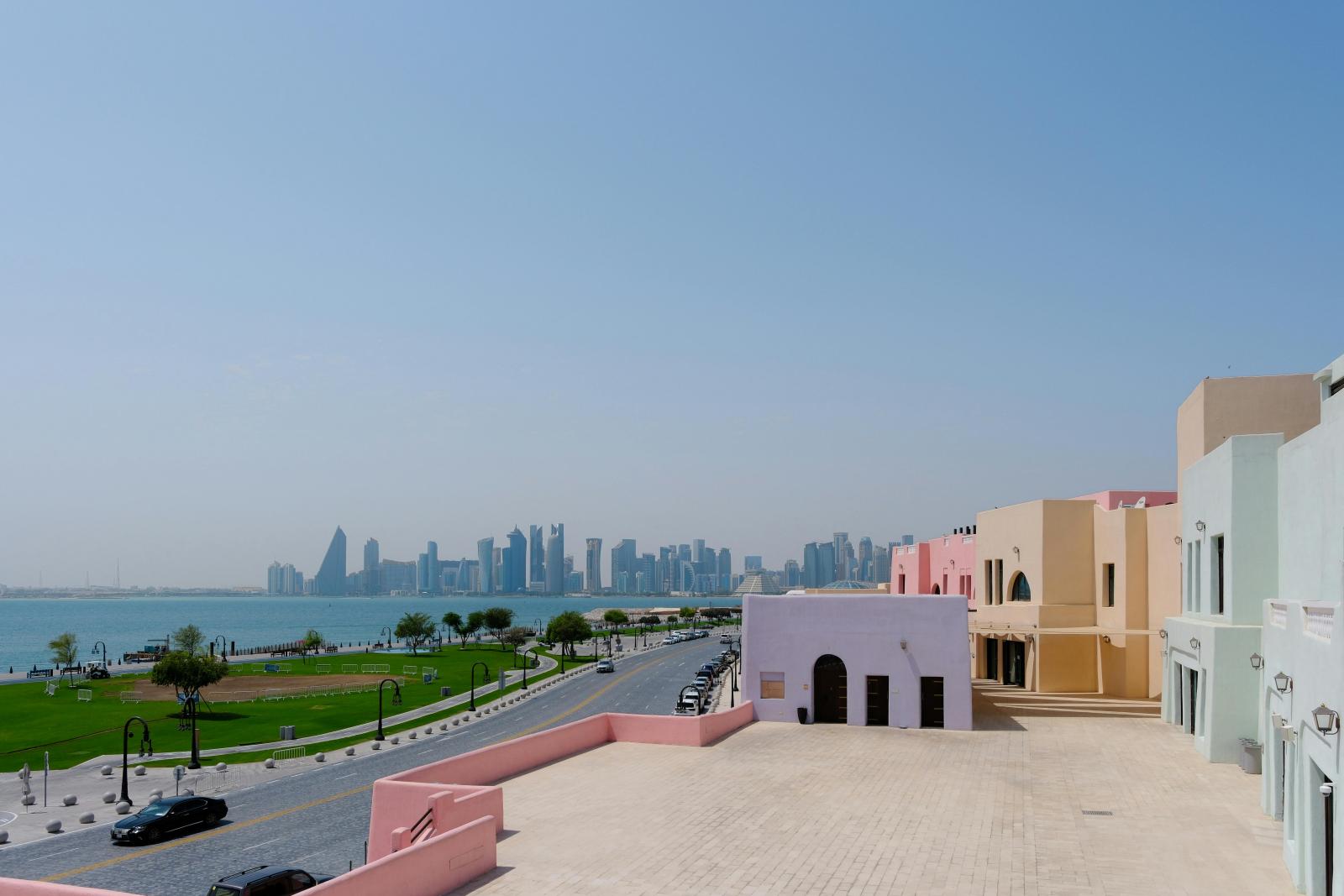 Abu Dhabi mit Wasserfront, moderner Skyline und hellen Gebäuden