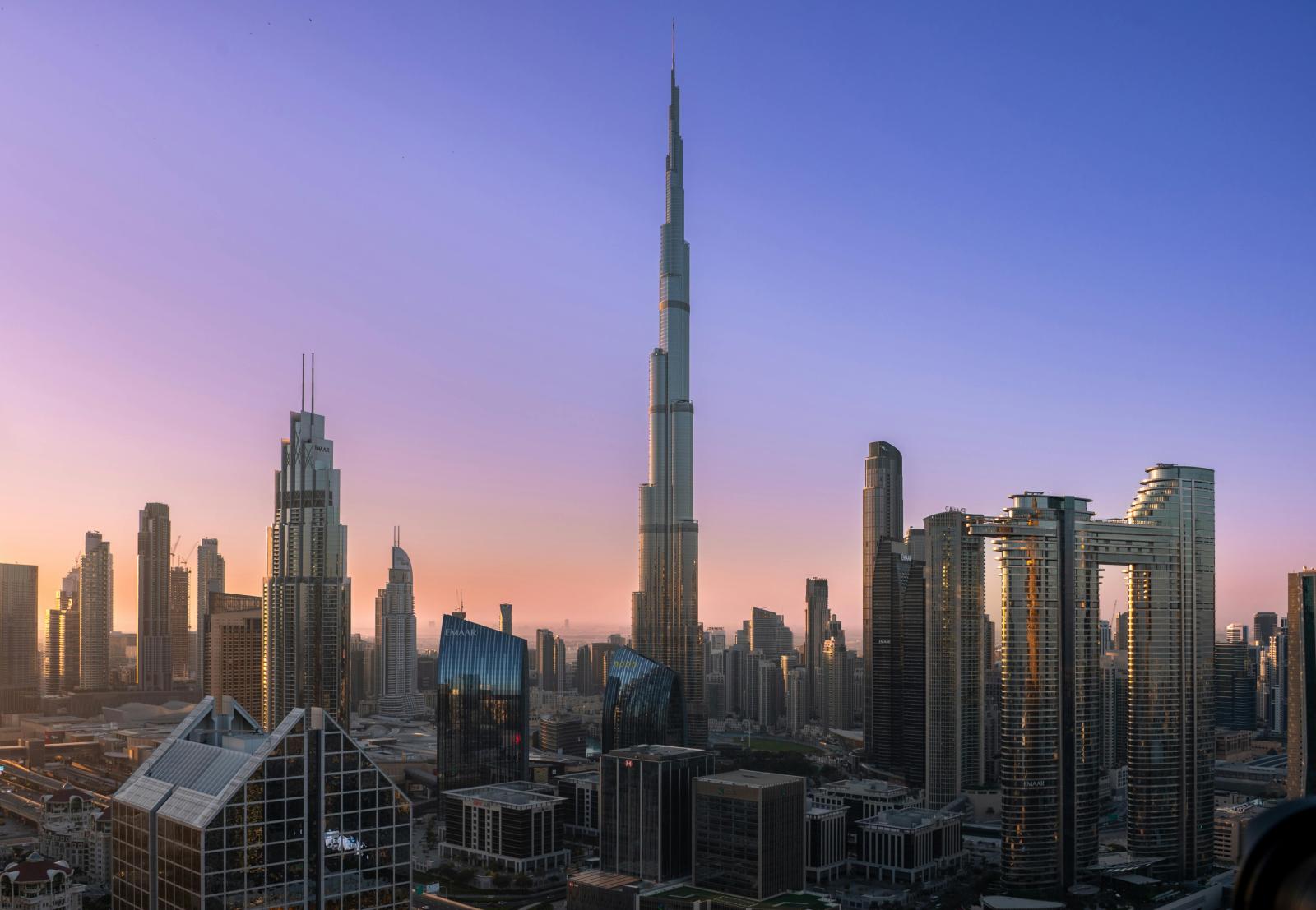 Burj Khalifa und Downtown Dubai bei Sonnenuntergang
