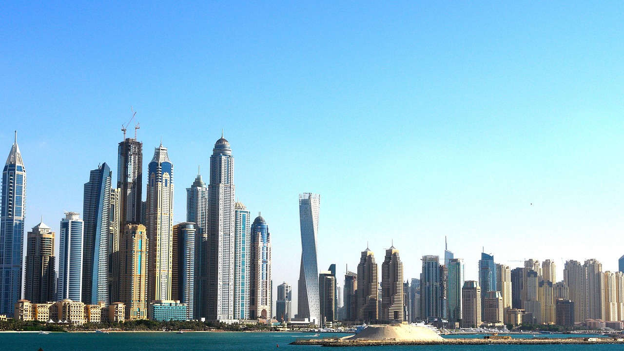 Dubai Marina mit Skyline, Meer und modernen Hotels in den Vereinigten Arabischen Emiraten