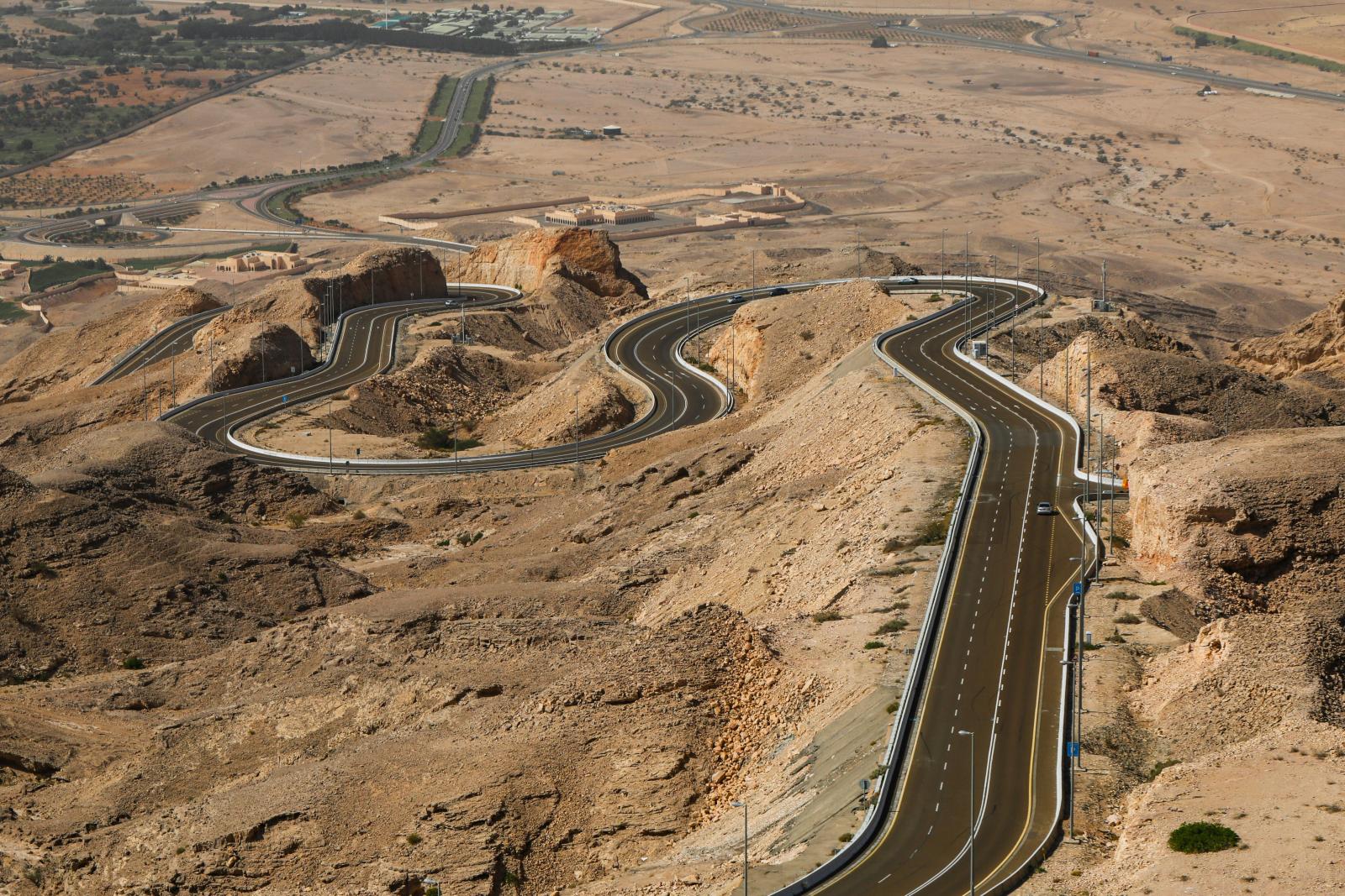 Ras Al Khaimah mit Jebel Jais, Bergstraße und Hadschar-Gebirge