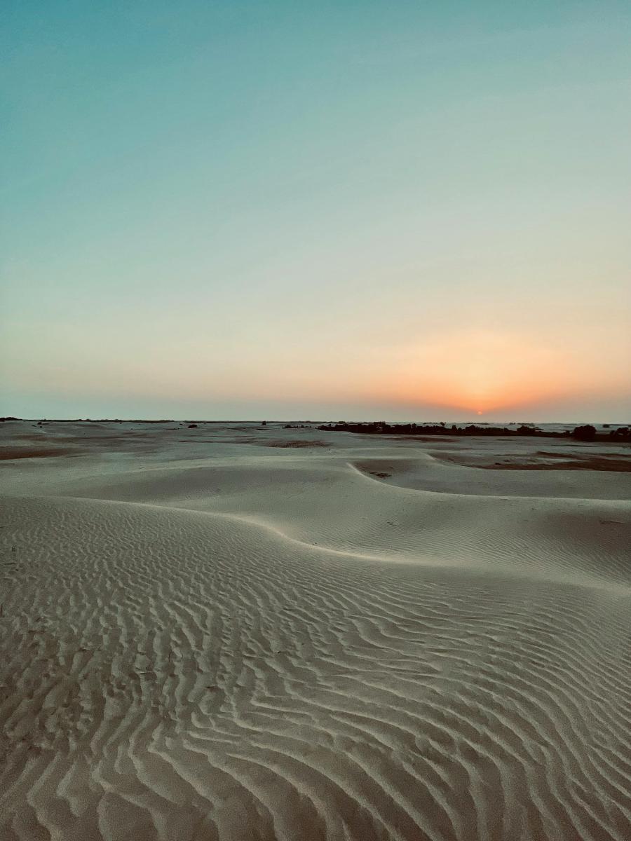 Wüstenlandschaft mit Dünen bei Sonnenuntergang in den Vereinigten Arabischen Emiraten