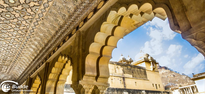 Blick in den kunstvoll gestalteten Sheesh Mahal im Amber Fort bei Jaipur auf der Indien-Rundreise.