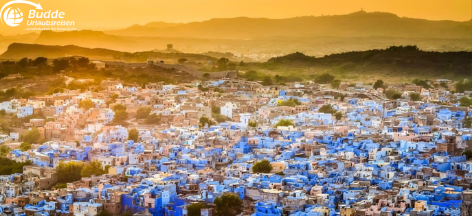 Blick auf die blaue Altstadt von Jodhpur bei Sonnenuntergang – Station der Indien-Rundreise mit Budde Urlaubsreisen.