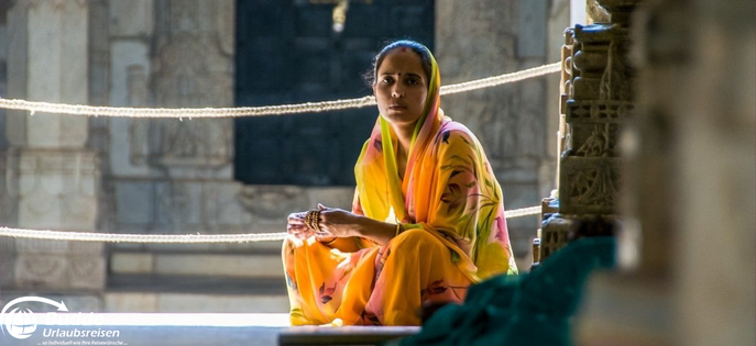 Andächtiger Moment im Jain-Tempel von Ranakpur – spirituelle Begegnungen auf der Indien-Rundreise.