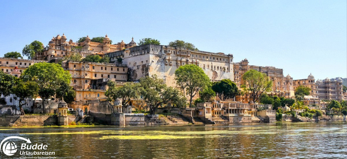 Der Stadtpalast von Udaipur am Pichhola-See – prächtiges Wahrzeichen auf der Rajasthan-Rundreise.