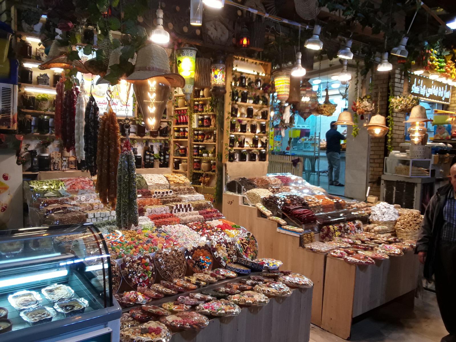 Ein Bild, das Szene, Kleidung, Marktplatz, Markt enthält.KI-generierte Inhalte können fehlerhaft sein.