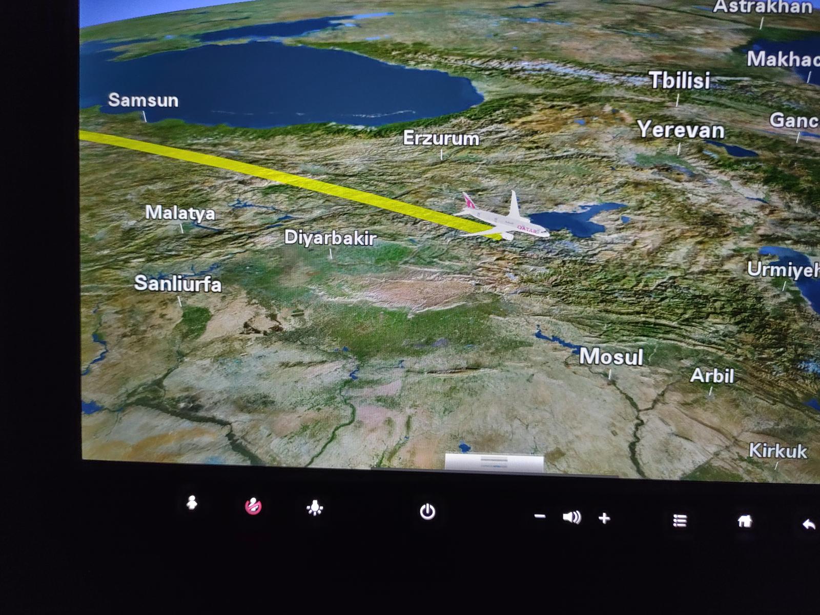 Ein Bild, das Flugzeug, Flug, Platane Flugzeug Hobel, Gelände enthält.KI-generierte Inhalte können fehlerhaft sein.