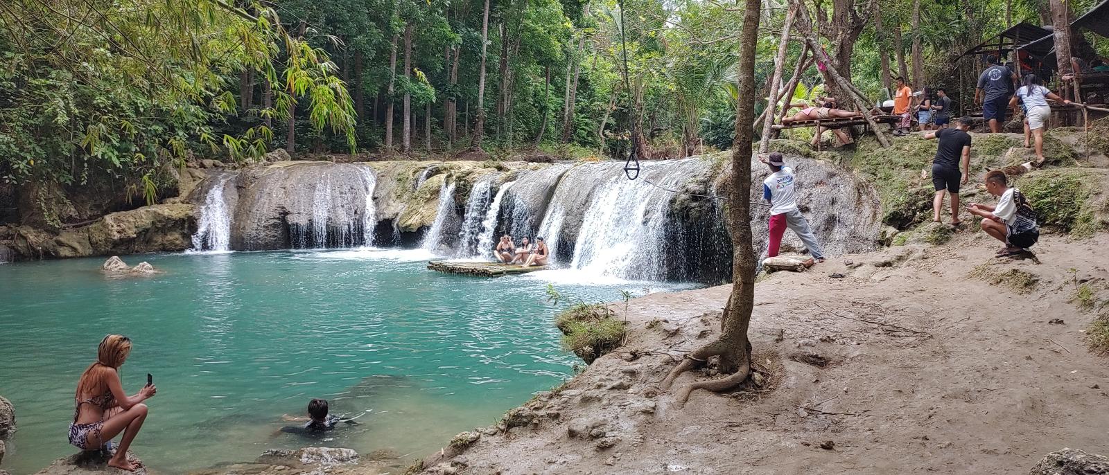 Ein Bild, das draußen, Baum, Wasserfall, Natur enthält.KI-generierte Inhalte können fehlerhaft sein.