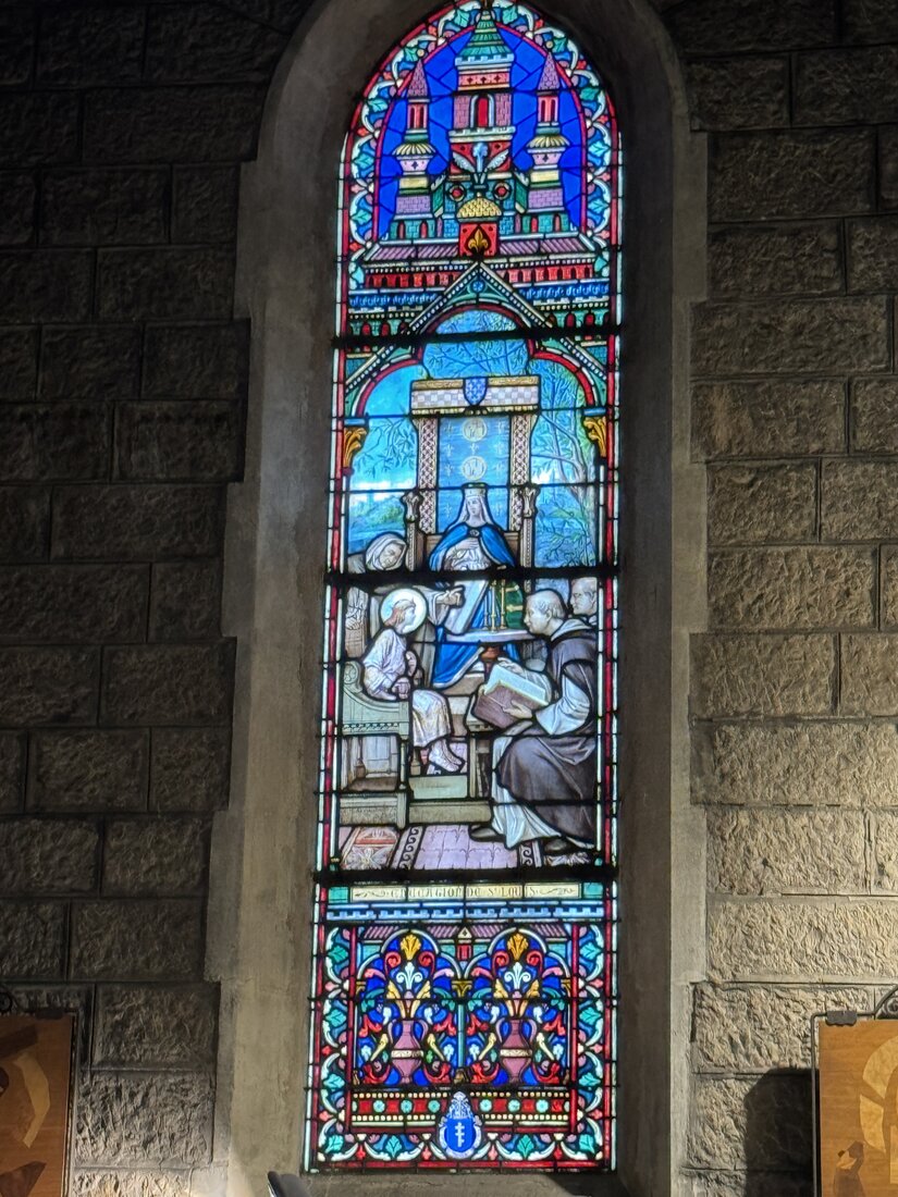 Buntglasfenster in der Basilika Notre-Dame in Nizza mit der Inschrift Éducation de S. Louis, der Erziehung des heiligen Ludwig