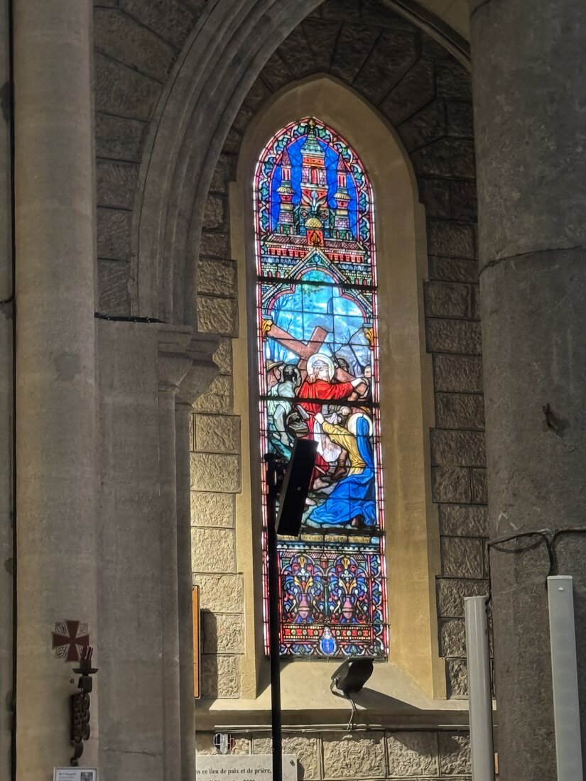 Buntglasfenster in der Basilika Notre-Dame in Nizza: Jesus trägt das Kreuz