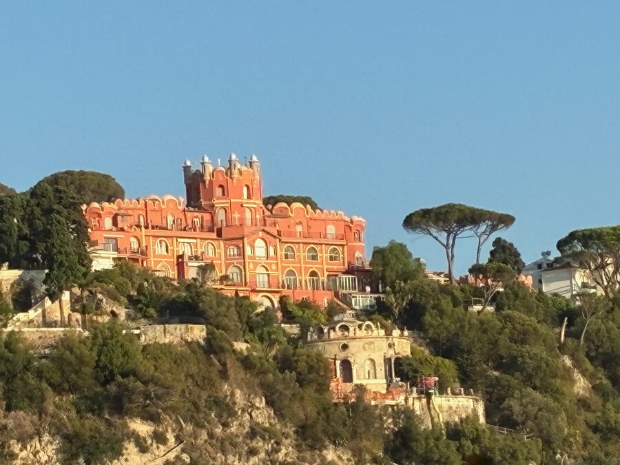 Das rosafarbene Château de l'Anglais auf einem Hang über der Küste von Nizza